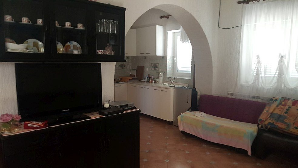 Eines der Wohn-Esszimmer mit Küche der Villa auf Pag, die zu kaufen ist